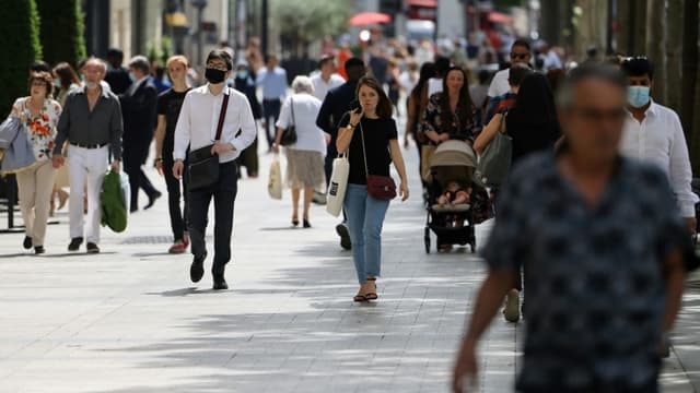 Des piétons sans masque sur les Champs-Elysées, le 17 juin 2021 à Paris