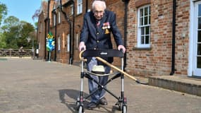 Le capitaine Tom Moore, ancien combattant britannique de la Seconde Guerre mondiale, a été testé positif au Covid-19 a annoncé sa fille le 31 janvier 2021 (photo prise le 16 avril 2020).