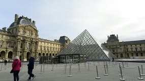 Le musée du Louvre à Paris et sa pyramide, le 14 novembre 2015