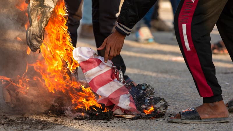 Des manifestants irakiens brûlent un drapeau américain à Bassora, le 30 décembre 2019.