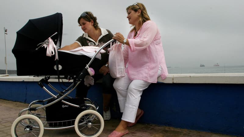 Un couple de femmes avec son enfant en Espagne, à Algeciras, le 17 October 2006.