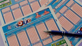 Photo de plusieurs grilles de Loto (image d'illustration)