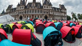 Plus de 500 migrants sans-abri installés sur le parvis de l'hôtel de ville à Paris, le 25 juin 2021