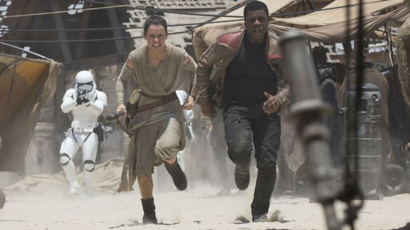 Daisy Ridley et John Boyega dans "Star Wars VII: le Réveil de la Force"