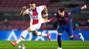 Gerard Piqué tirant le maillot de Kylian Mbappé lors de Barça-PSG