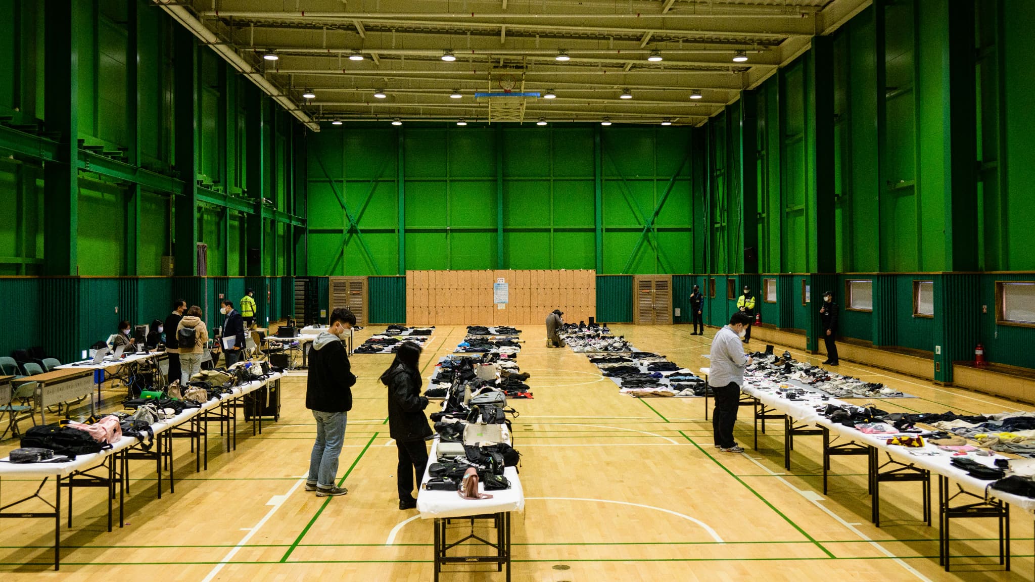 Des centaines d'objets retrouvés après la bousculade d'Itaewon ont été entreposées dans un gymnase de Séoul.