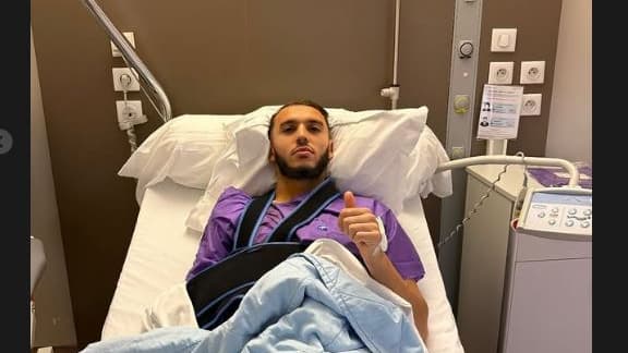 Amine Gouiri sur son lit d'hôpital après son intervention à l'épaule droite, le 20 octobre 2025 Amine Gouiri sur son lit d'hôpital après son intervention à l'épaule droite, le 20 octobre 2025
