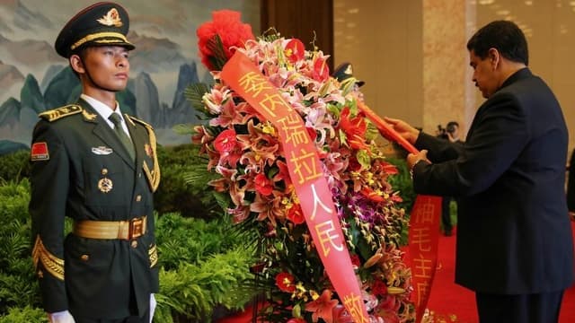 Nicolas Maduro dans le mausolée de Mao Tsé-toung.
