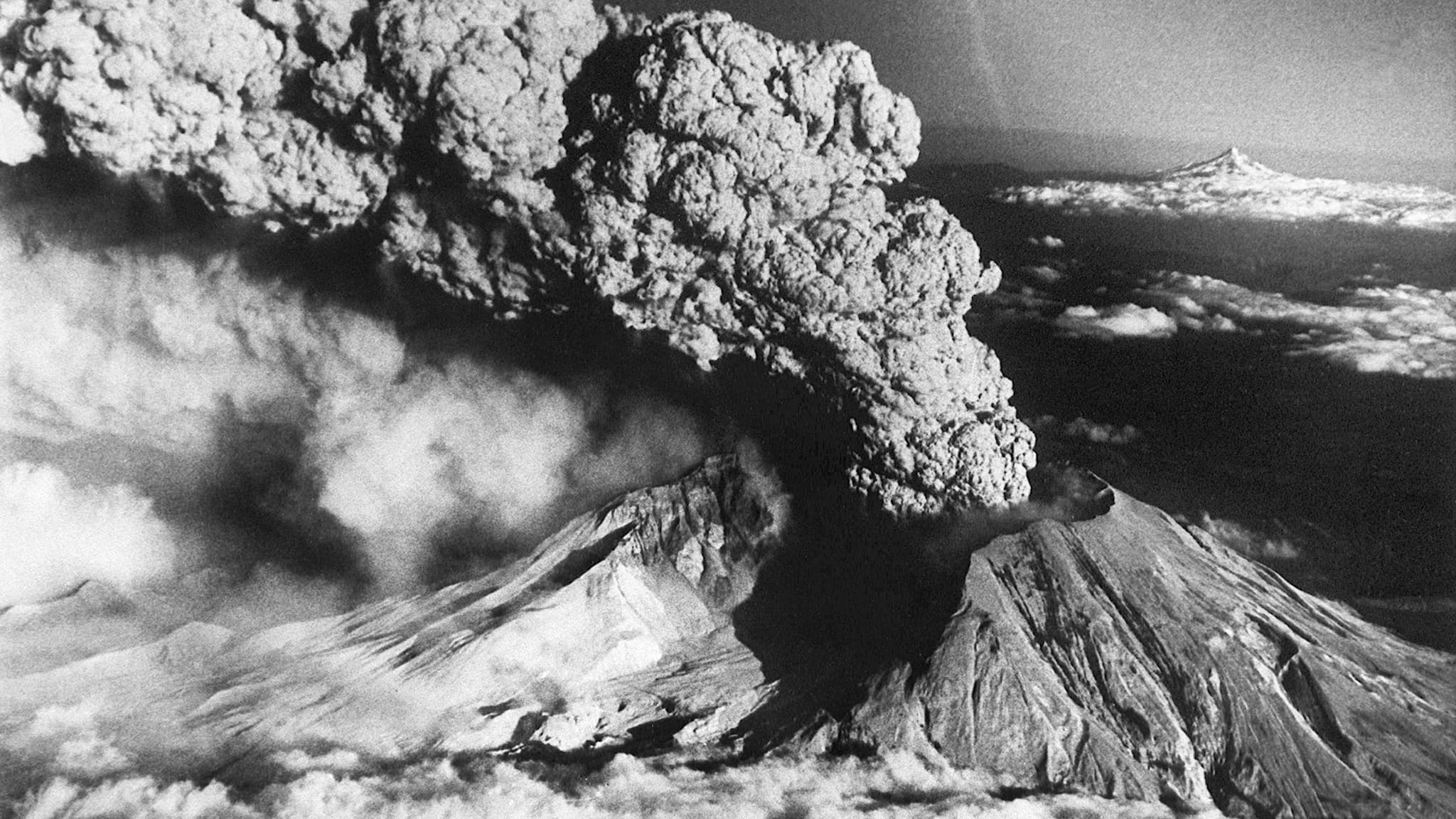 Un nuage de cendres s'échappe du cratère du Mont Saint Helens lors de son éruption, le 18 mai 1980 près de Spirit Lake, aux États-Unis.