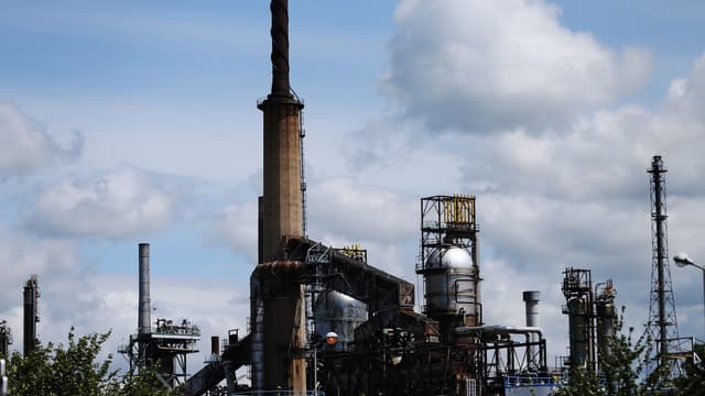 Une flamme de 10 mètres de haut visible à 40km s'échappe d'une raffinerie en Normandie