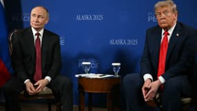 Le président américain Donald Trump et le président russe Vladimir Poutine se rencontrent lors d'un sommet américano-russe sur l'Ukraine à la base commune Elmendorf-Richardson à Anchorage, en Alaska, le 15 août 2025.