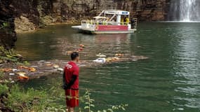Un pompier brésilien se tient sur le bord du lac Furnas, quelques heures après l'écroulement d'un pan de falaise qui a fait au moins 8 morts samedi 8 janvier 2022.