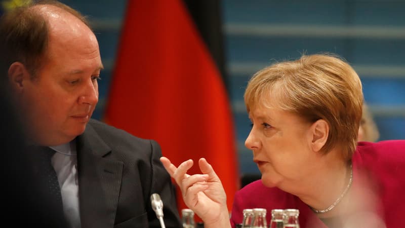 Le chef de cabinet de la chancelière, Helge Braun et Angela Merkel, en décembre 2019, à Berlin.