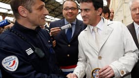 Le ministre de l'Intérieur Manuel Valls a promis lundi un "nouveau contrat" entre l'Etat et Marseille