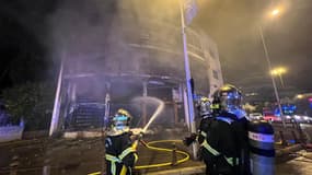 L'incendie s'est déclaré dans la nuit dans un magasin au rez-de-chaussée d'un immeuble d'habitations. 