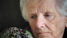 Yvette Farnoux, huitième française de l'histoire grand' croix de la Légion d'Honneur, élevée à la plus haute dignité de l'ordre lors de la promotion du 1er janvier, pose à son domicile, le 2 janvier 2009 à Vanves. Elle avait raconté sa Résistance et sa déportation dans "Héroïnes françaises" paru au début 2008, où l'auteur Monique Saigal avait consacré un chapitre à Yvette Baumann qui épousa Abel Farnoux, également résistant, décédé le 30 juillet 2008. Yvette Farnoux rejoint la Résistance en 1941, à l'âge de 22 ans, sous les ordres de la célèbre Berty Albrecht, en volant du ravitaillement pour des résistants emprisonnés. Elle fut déportée vers Auschwitz-Birkenau en avril 1944, puis à Ravensbrück, le seul camp de concentration réservé aux femmes. 