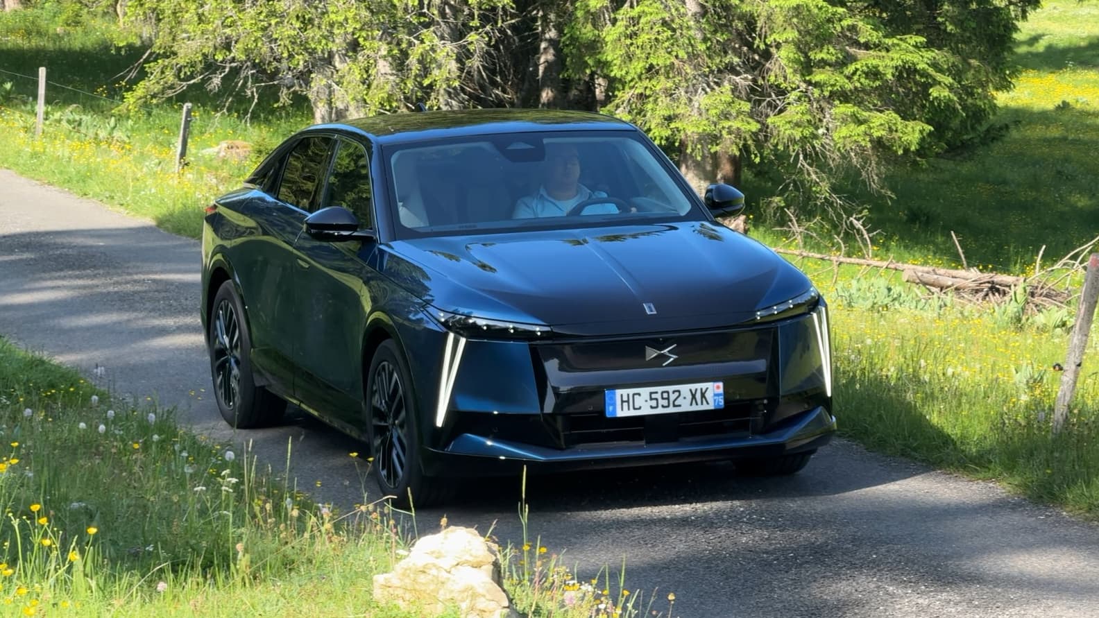 ESSAI. AVEC SON NUMÉRO 8, DS LANCE LE NOUVEAU FLEURON DU PREMIUM ÉLECTRIQUE FRANÇAIS