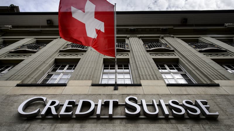 Un drapeau suisse flotte sur une enseigne de la banque suisse Crédit Suisse, le 8 mai 2014 à Berne.