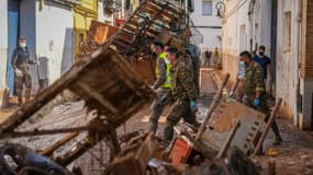 De militaires évacuent les rues à Aldaia, en Espagne, le 5 novembre 2024