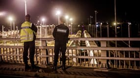 Des gendarmes surveillant le tunnel sous la Manche, le 8 août 2015. Depuis le 26 juin, 13 d'entre eux sont morts aux abords du tunnel en tentant de rallier l'Angleterre, qu'ils considèrent comme un eldorado.