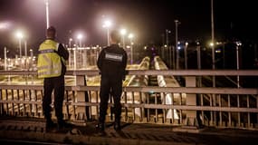 Des gendarmes surveillant le tunnel sous la Manche, le 8 août 2015. Depuis le 26 juin, 13 d'entre eux sont morts aux abords du tunnel en tentant de rallier l'Angleterre, qu'ils considèrent comme un eldorado.