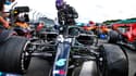 Lewis Hamilton et sa voiture avec un pneu éclaté