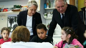 Le Premier ministre François Bayrou et la ministre de l'Education  Elisabeth Borne en visite dans une école élémentaire à Rueil-Malmaison (Hauts-de-Seine), le 28 mars 2025.