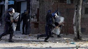 Affrontements entre manifestants et policiers anti-émeutes à Alger. De nouvelles émeutes contre la cherté de la vie et le chômage ont éclaté vendredi dans la capitale algérienne et dans l'est du pays. /Photo prise le 7 janvier 2011/REUTERS/Farouk BaticheP