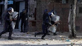 Affrontements entre manifestants et policiers anti-émeutes à Alger. De nouvelles émeutes contre la cherté de la vie et le chômage ont éclaté vendredi dans la capitale algérienne et dans l'est du pays. /Photo prise le 7 janvier 2011/REUTERS/Farouk BaticheP