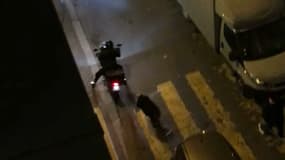 Le motard prend la fuite après le braquage d'une bijouterie au Ritz, à Paris. 