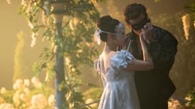 Les acteurs Yerin Ha (Sophie Beckett) et Luke Thompson (Benedict Bridgerton) dans la saison 4 de "La Chronique des Bridgerton".