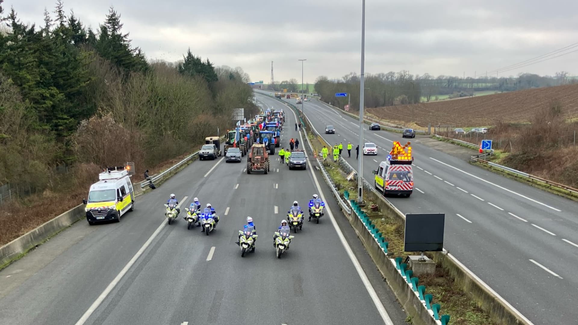 Les derniers tracteurs quittent l'A1 sous escorte policière