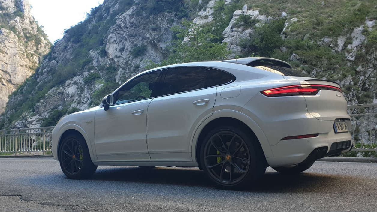 Nous retrouvons (un peu) la raison avec la version e-hybrid, équipé "seulement" d'un V6 3 litres de 462 chevaux et d'un moteur électrique. 