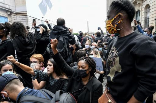 Des manifestants s'agenouillent lors d'un rassemblement près de la place de la Concorde et de l'ambassade américaine, le 6 juin 2020 à Paris, pour dénoncer les violences policières Des manifestants s'agenouillent lors d'un rassemblement près de la place de la Concorde et de l'ambassade américaine, le 6 juin 2020 à Paris, pour dénoncer les violences policières