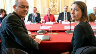 Le secrétaire général de la CFDT (gauche), Laurent Berger, et la secrétaire générale de la CGT (droite), Sophie Binet, lors de la rencontre des principaux syndicats avec la Première ministre Elisabeth Borne, le 5 avril 2023 à Paris 