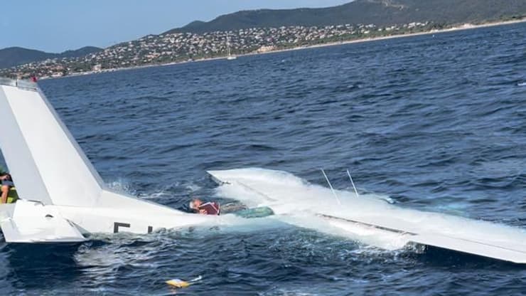 L'avion a coulé, malgré les efforts des sapeurs-pompiers. L'avion a coulé, malgré les efforts des sapeurs-pompiers.