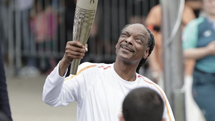 Snoop Dogg porte la flamme olympique à Saint-Denis, le 26 juillet 2024 Snoop Dogg porte la flamme olympique à Saint-Denis, le 26 juillet 2024