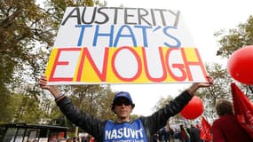 Des dizaines de milliers de manifestants devaient défiler samedi après-midi dans le centre de Londres pour dénoncer les mesures d'austérité que le Premier ministre conservateur David Cameron veut imposer afin de réduire les dépenses publiques au moment où