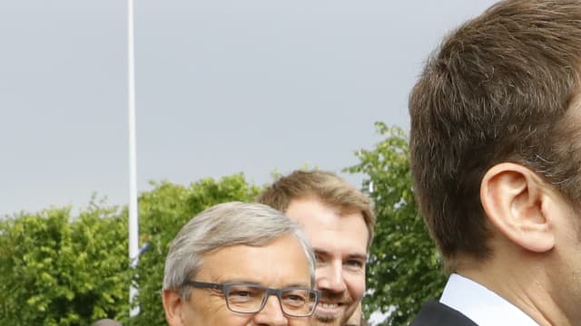 Emmanuel Macron et Alain Juppé se serrent la main, le 16 juin 2016, à Villepinte. 