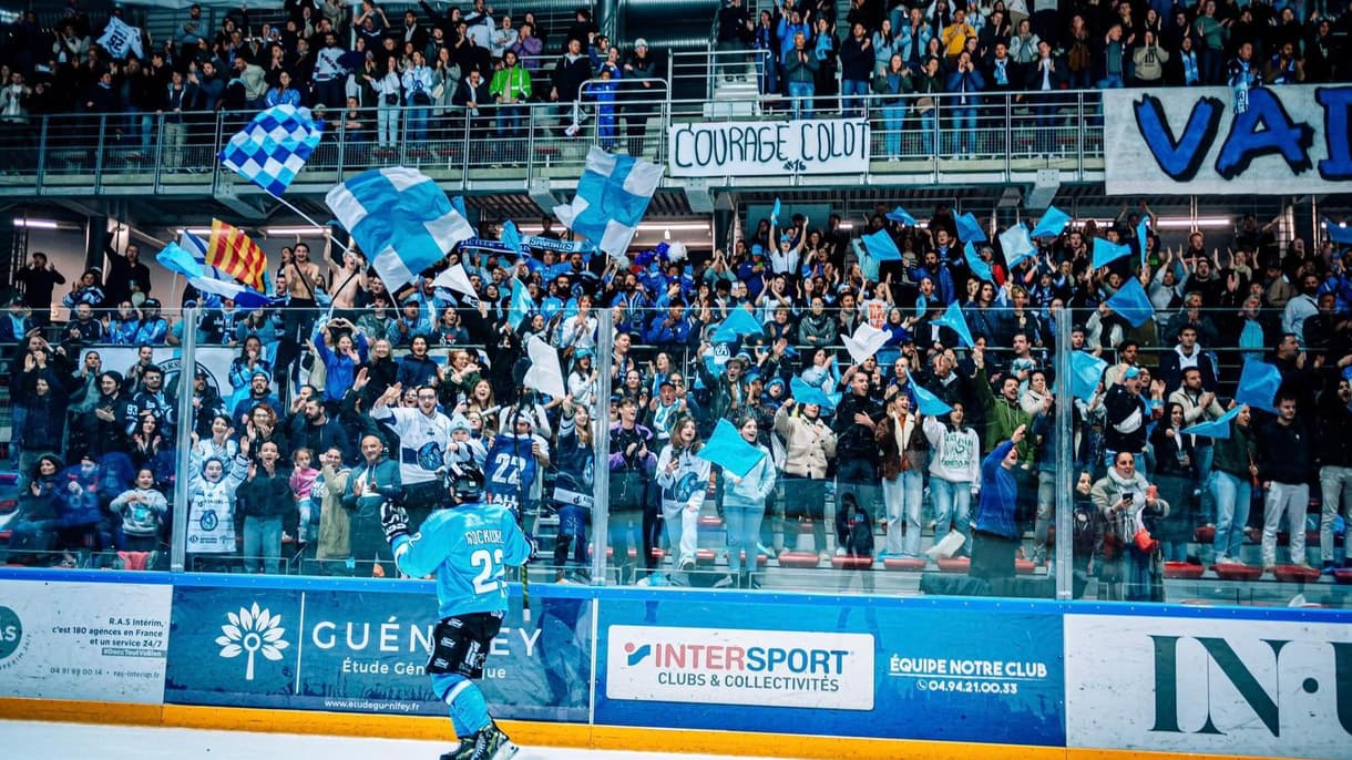 Unité Spartiate enflamme les tribunes du palais omnisport de Marseille.
