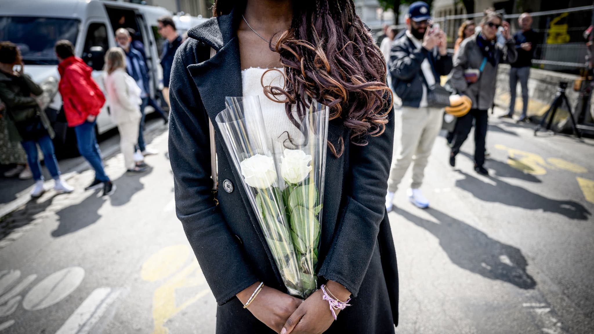 Une lycéenne venue avec des fleurs au rassemblement dans le lycée catholique de Nantes, le 25 avril 2025 Une lycéenne venue avec des fleurs au rassemblement dans le lycée catholique de Nantes, le 25 avril 2025