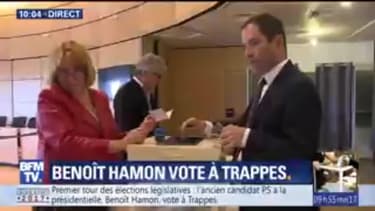 Législatives: quasiment seul, Benoît Hamon vote à Trappes