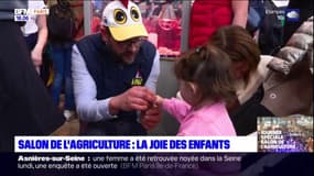 Salon de l'agriculture: la joie des enfants devant les animaux