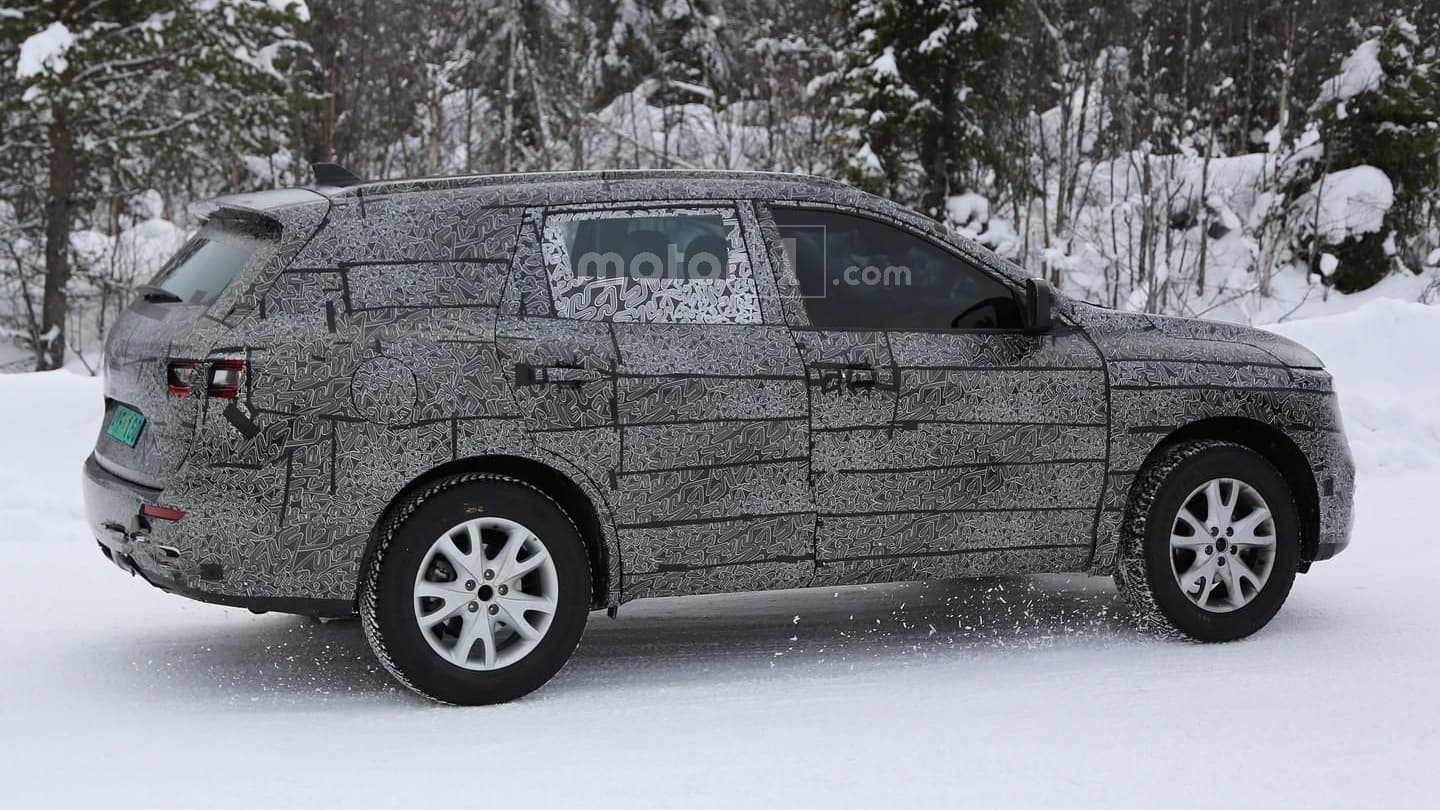 On ne peut pas lire grand chose des lignes de ce SUV, mais il semble être sobre et du même gabarit que le X-Trail.