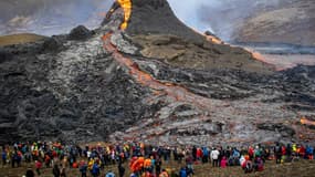 Des curieux observent l'éruption du volcan Fagradalsfjall, le 21 mars 2021, à une quarantaine de kilomètres de Reykjavik, en Islande.