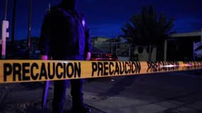 Un policier sur les lieux d'une fusillade à Ciudad Juarez au Mexique. Treize personnes participant à un anniversaire en famille ont été tuées et 15 autres blessées vendredi vers minuit par des hommes armés dans cette ville mexicaine frontalière du Texas.
