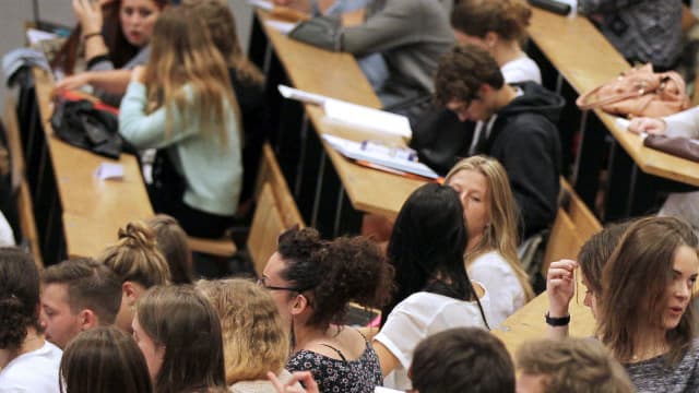 Des étudiants en Sciences assistent à une réunion lors de leur première journée de cours après la pause estivale, à l'université de Caen, dans le nord-ouest de la France, le 14 septembre 2015.