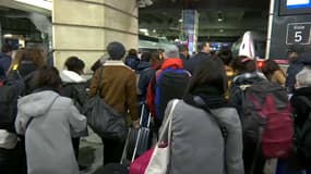 Des Français tentent de prendre le train à la gare Montparnasse, à Paris, à quelques heures du confinement, le 17 mars 2020.