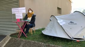 Interdite d'exercer car elle n'est pas vaccinée, Céline, orthophoniste à Francheville a commencé une grève de la faim devant la CPAM du Rhône.