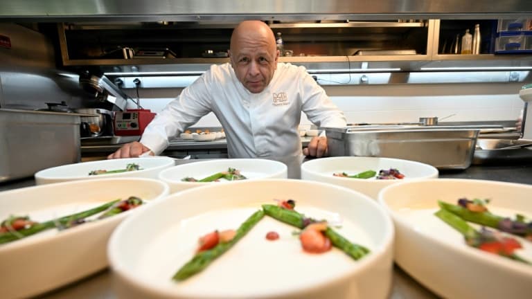 Le chef Thierry Marx dans la cuisine de son restaurant "Madame Brasserie", installé au premier étage de la Tour Eiffel à Paris, le 15 juin 2022